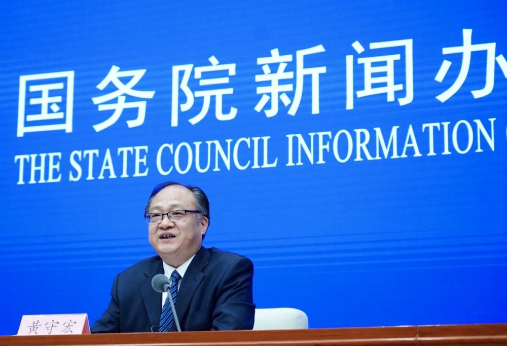 5月22日，國(guó)務(wù)院新聞辦邀請(qǐng)政府工作報(bào)告起草組負(fù)責(zé)人、國(guó)務(wù)院研究室主任黃守宏解讀政府工作報(bào)告有關(guān)情況。新華社記者　陳建力　攝